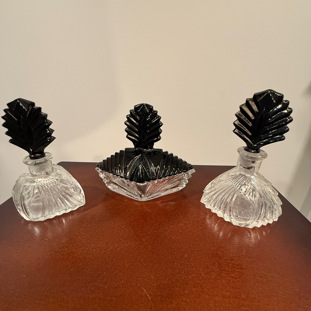 1930’s Art Deco perfume and powder set. Beautiful
